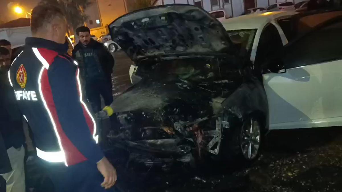 Silopide hastane otoparkında park halindeki otomobil yandı