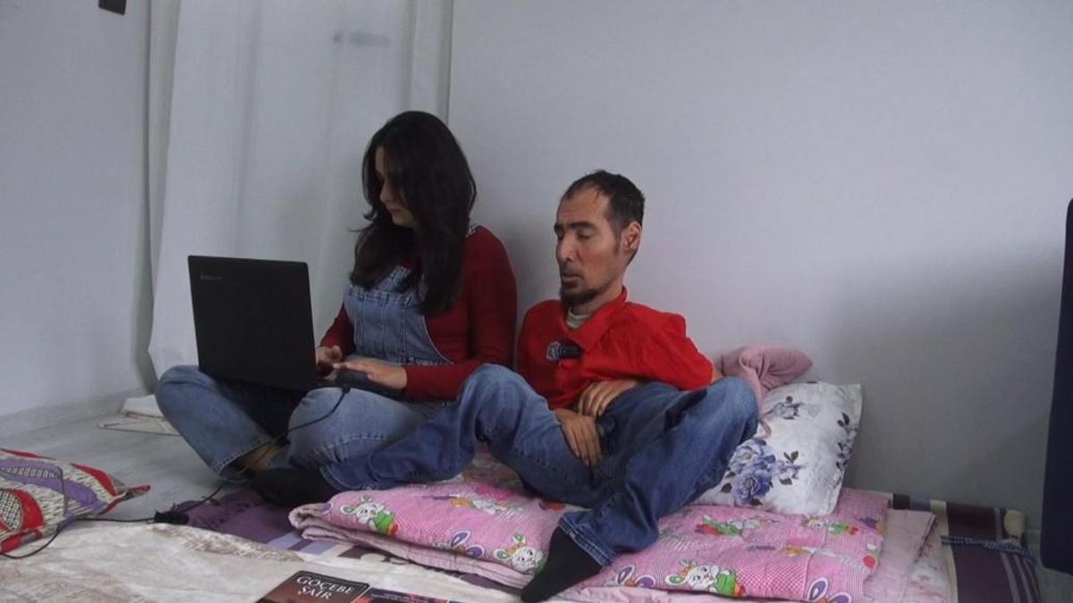 El ve ayaklarını kullanamıyor ama 16 yılda 20 kitabı çıktı