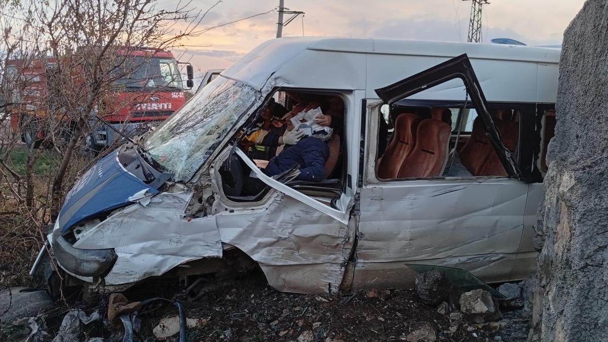 Mardinde şarampole devrilen servis minibüsünün sür…