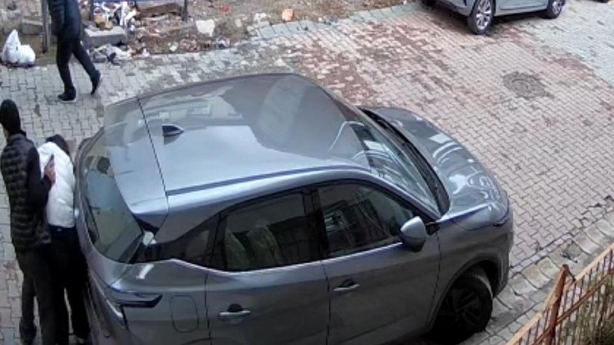 Sokak ortasında dehşet: Silah çekip eşini darbetti