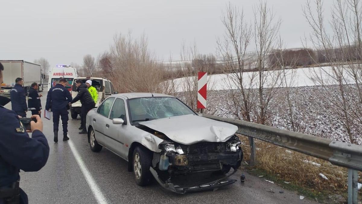 Bariyerlere çarpan araçtan inen kazazedelere otomobil çarptı: 5 yaralı