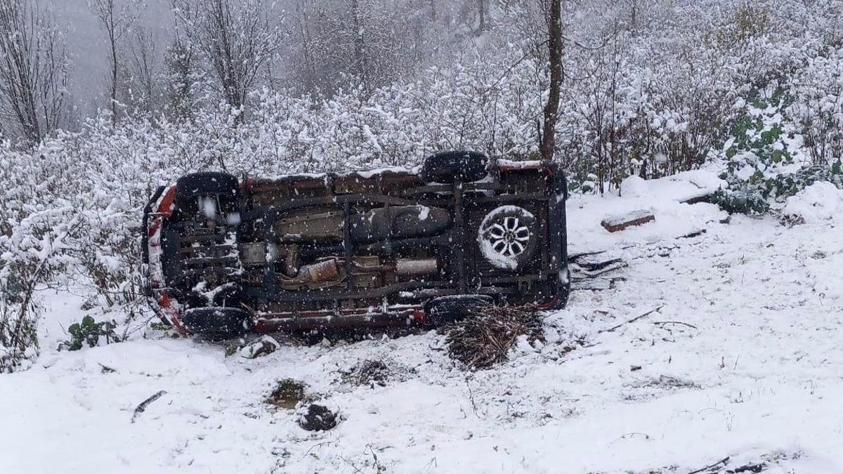 Ordu'da kamyonet karla kaplı yolda şarampole yuvarlandı: 6 yaralı