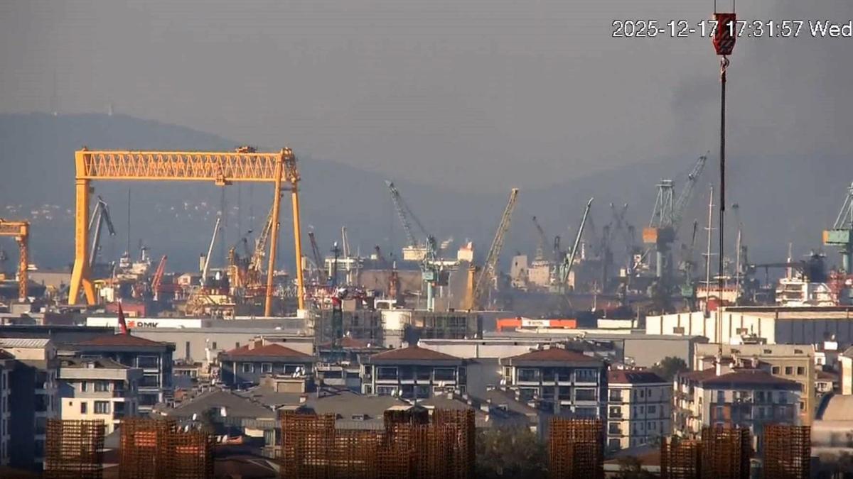 SON DAKİKA | Tuzla'daki tershanede gemi yangını: Çok sayıda ekip bölgede