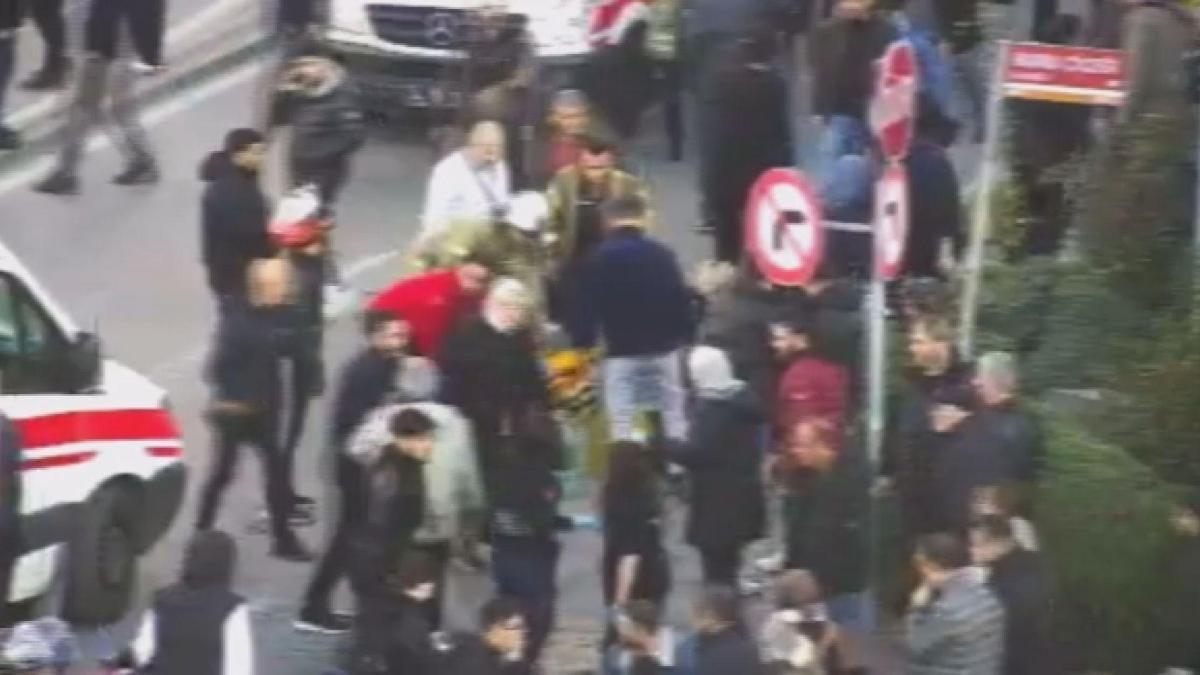 SON DAKİKA | İSTANBUL'DA CAN PAZARI: Otomobil yayalara çarptı