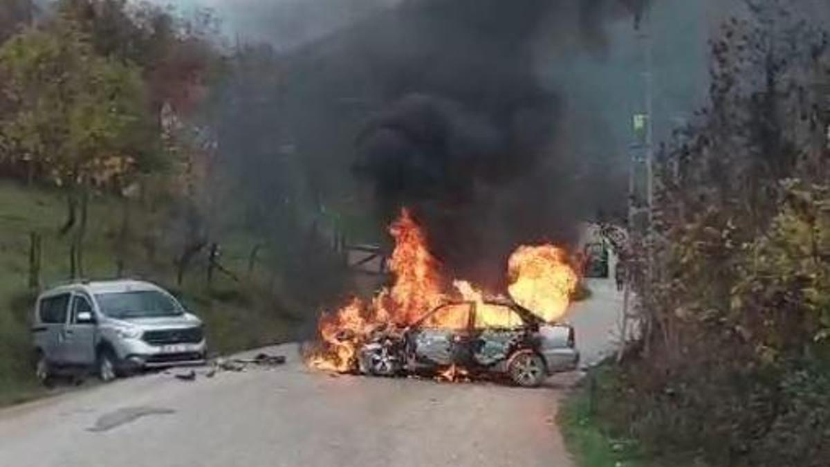 Hafif ticari araçla çarpışan otomobil alev aldı: 2 yaralı