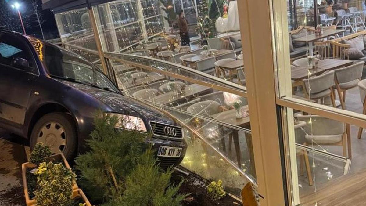 Kontrolden çıkan otomobil kafeteryaya girdi