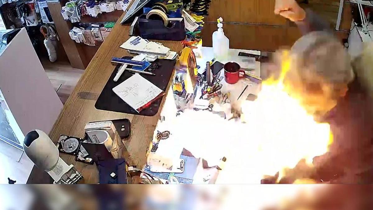 Telefon bataryası tamircinin yüzüne patladı