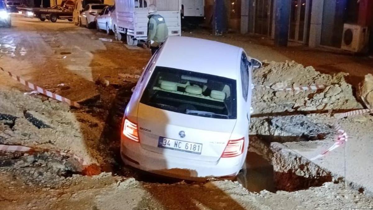 Mardin'de otomobil çukura düştü