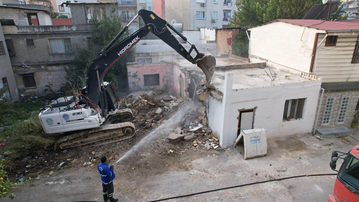 Akdenizde ağır hasarlı bina kontrollü şekilde yıkıldı