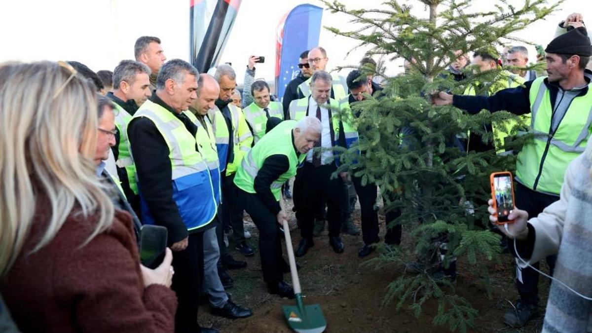 Bursa Büyükşehir Belediyesi Hatıra Ormanında 15 bin fidan toprakla buluştu