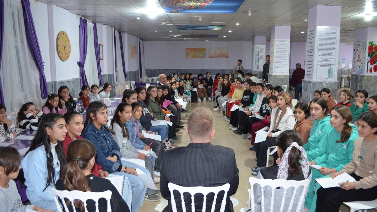 Bulanık Kaymakamı Koşansu, öğrencilerle buluştu