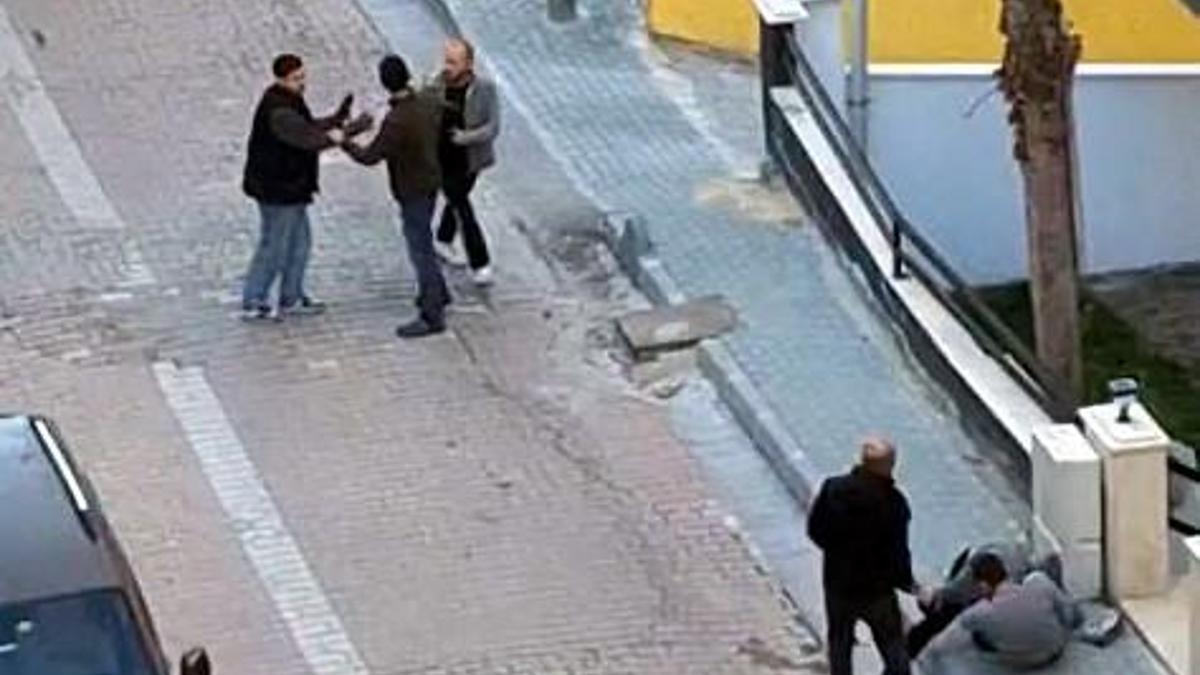 İstanbul- Avcılarda hurdacıların satırlı kavgası kamerada