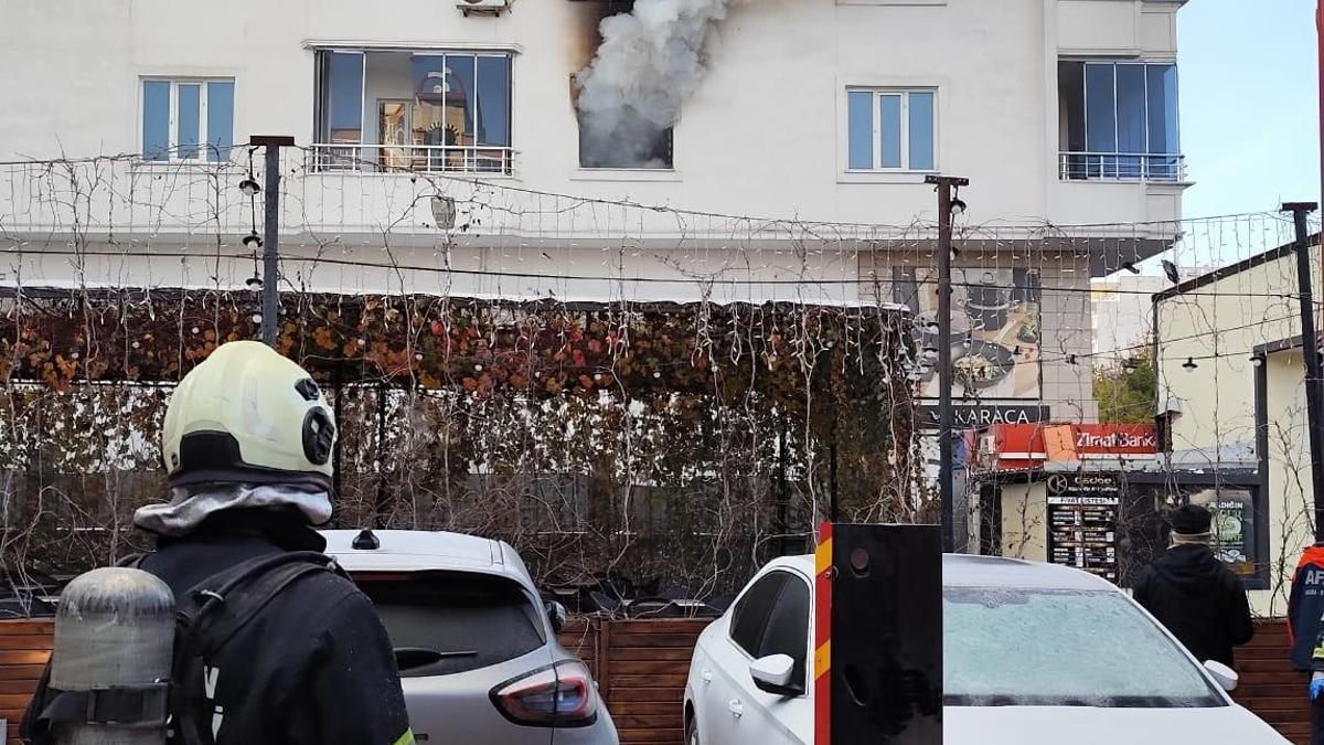 Batman'da apartman dairesinde  çıkan yangın söndürüldü