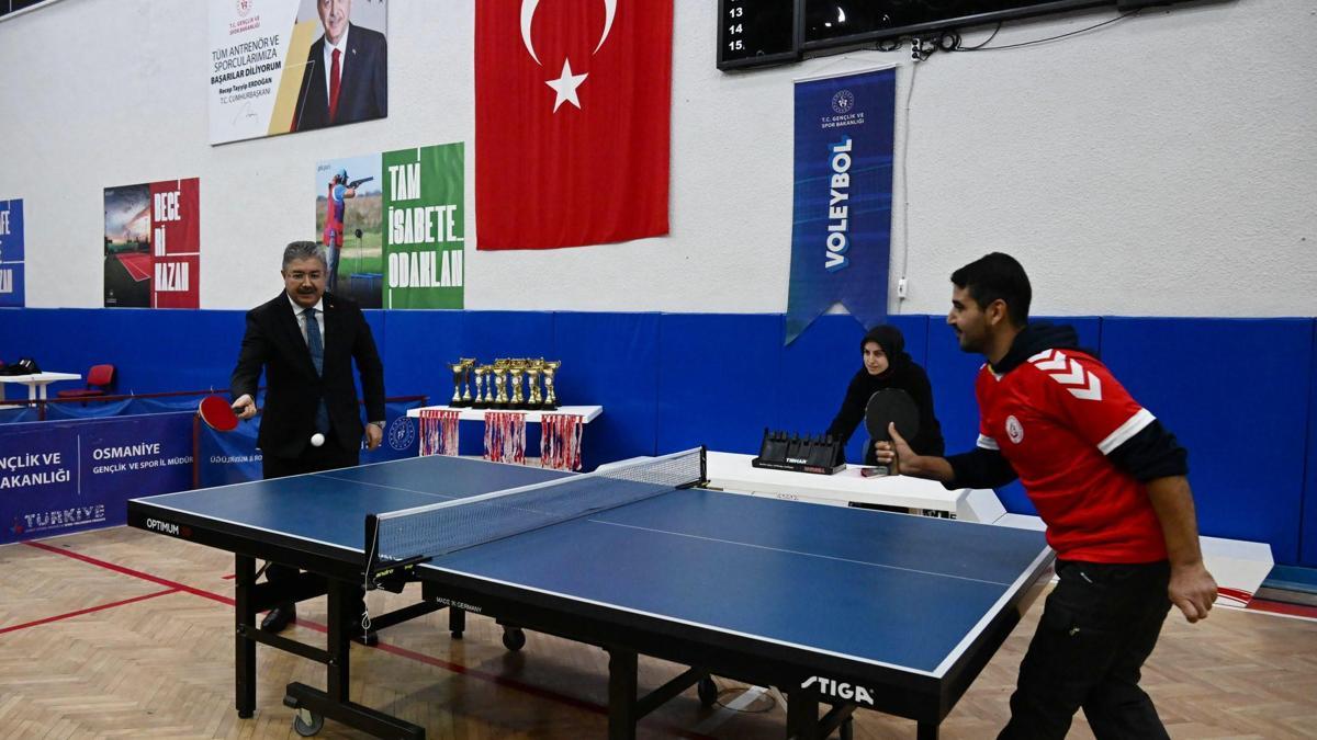 Özel gereksinimli sporcular masa tenisi turnuvasında buluştu