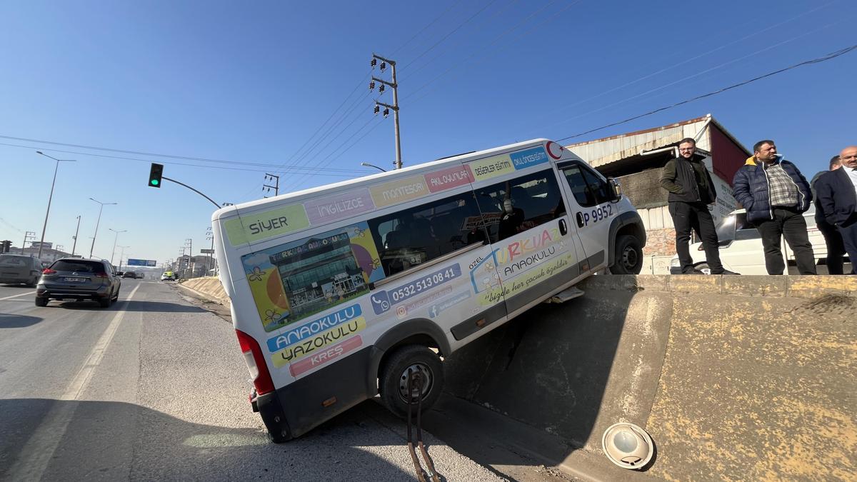 Park halindeki minibüs, caddeden D-100 kara yoluna…