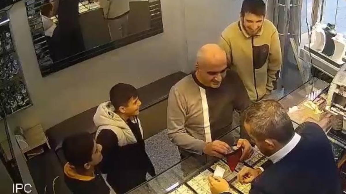 Yer: Bağcılar... Yolda buldular, hemen sahibine teslim ettiler! Küçük çocuklardan büyük ders