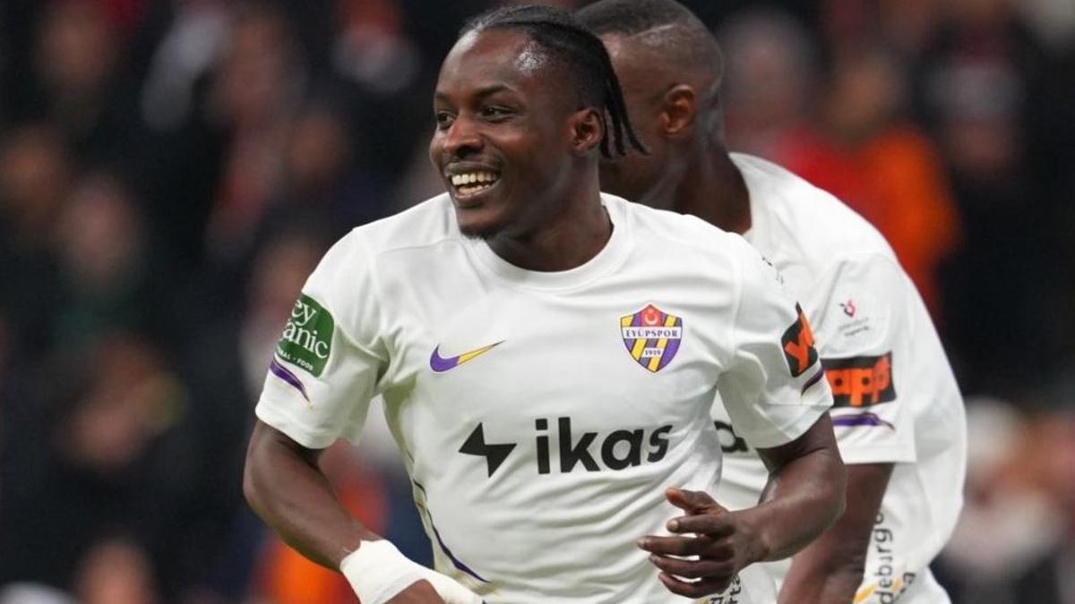 Eyüpspor'un yıldızı Prince Ampem, Çin ekibine transfer oldu