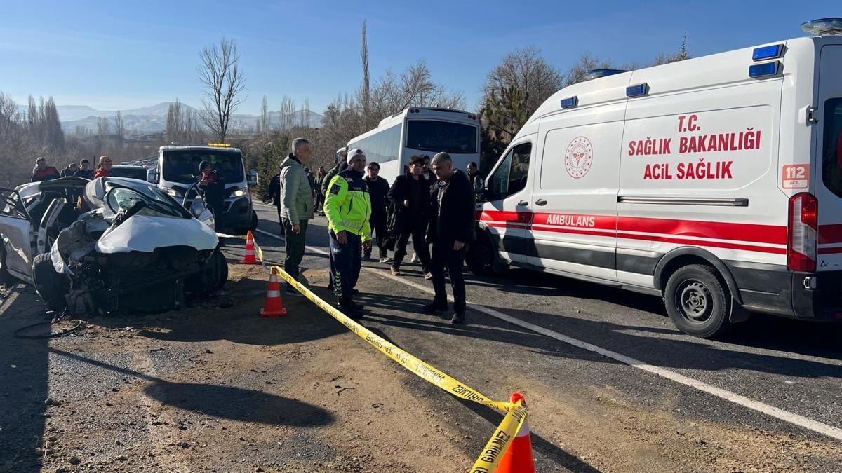 Nevşehir'de yolcu midibüsü ile otomobil çarpıştı: …