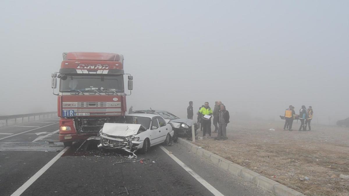 TIR, kırmızı ışıkta duran 4 araca çarptı