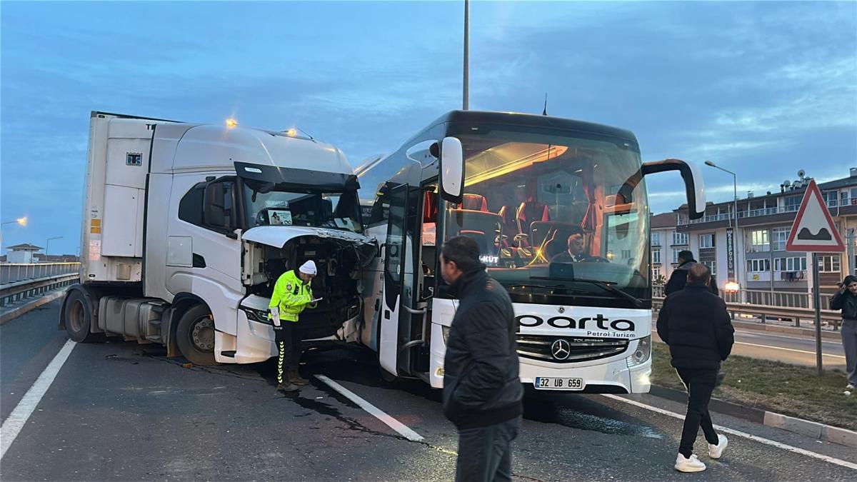 Kütahyada zincirleme kaza! 3 kişi yaralandı
