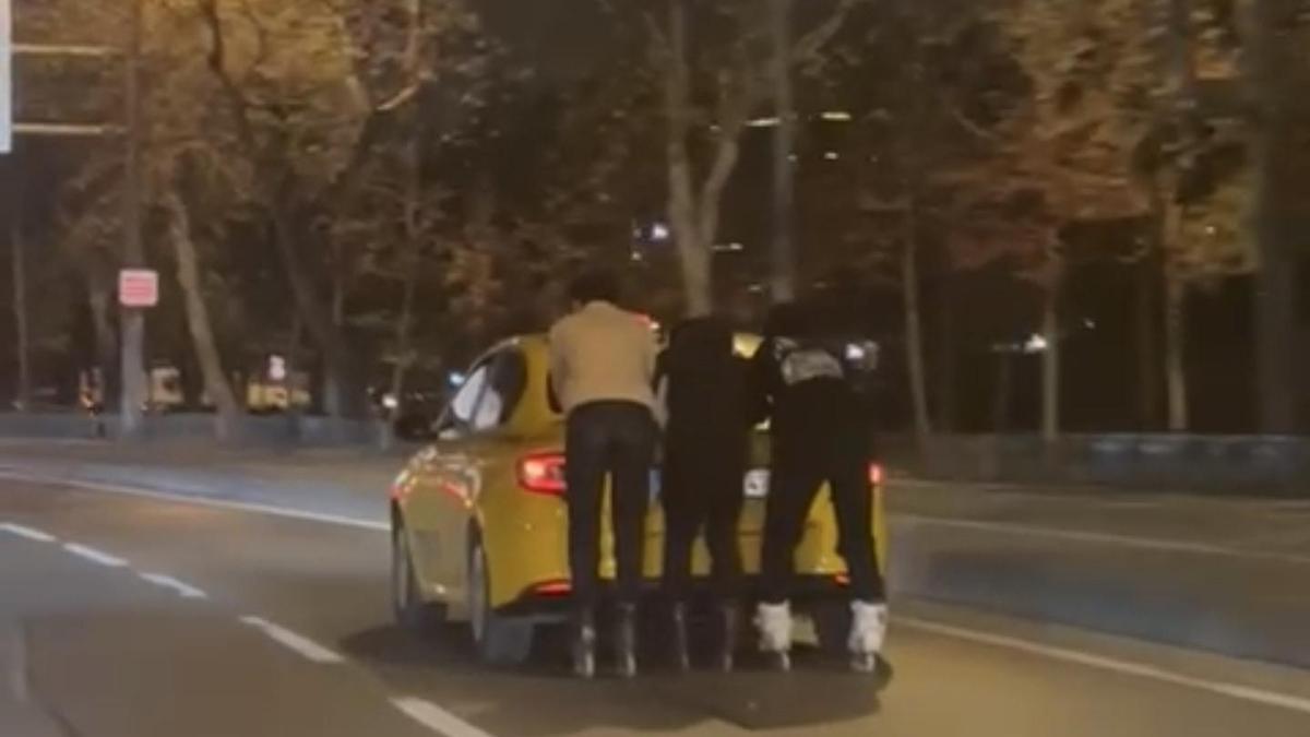 İstanbul - Maltepe'de patenli 3 kişinin tehlikeli yolculuğu kamerada