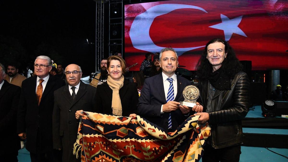 Osmaniyede sevilen şarkıcı Murat Kekilli, hayranlarıyla buluştu