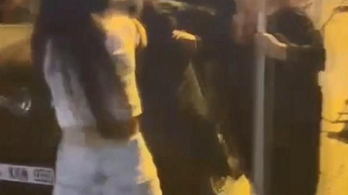 Sokak ortasında kadına şiddet: Mahalle ayağa kakltı