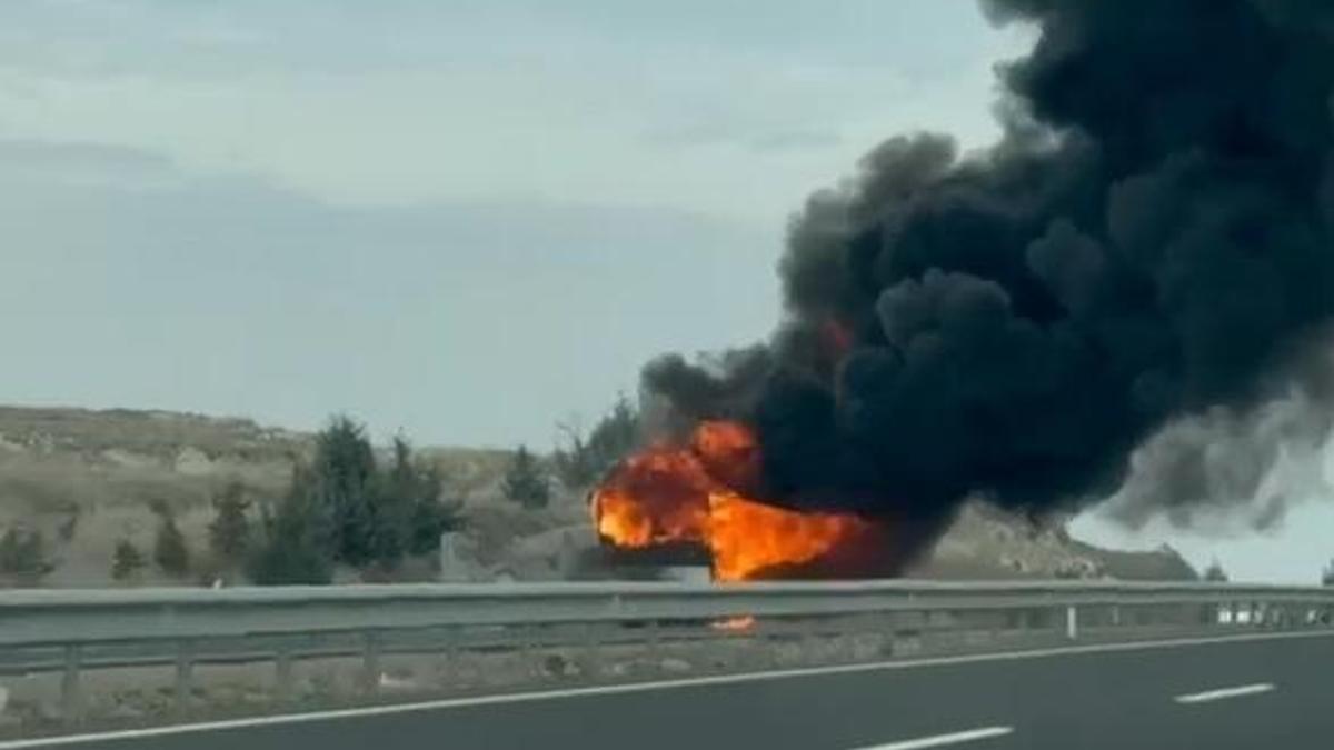 Korku dolu anlar: Seyir halindeki otobüs alev alev yandı!