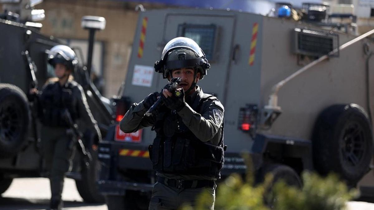 İsrail askerleri 2 Filistinliyi ateş ederek yarala…