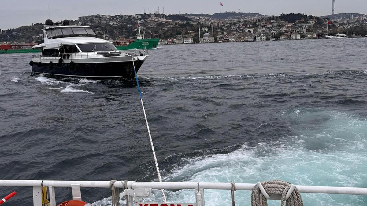 İstanbul Boğazı'nda panik dolu anlar! Sürüklenen tekneye kurtarma operasyonu