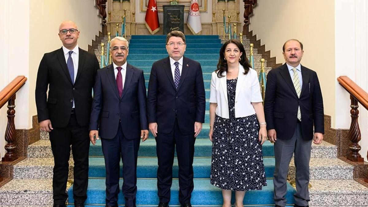 SON DAKİKA HABERİ: DEM Parti heyeti, Salı günü Bakan Tunç ile görüşecek