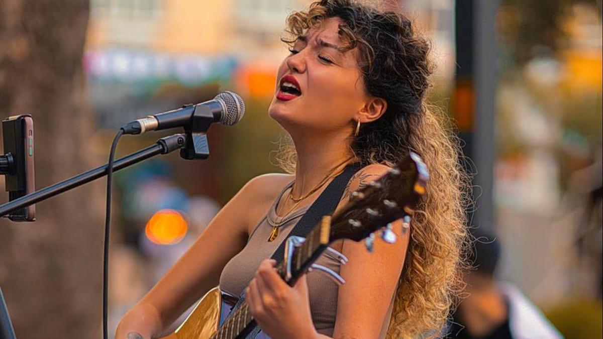 Genç müzisyen Eda Tat'ın sesini çaldılar!