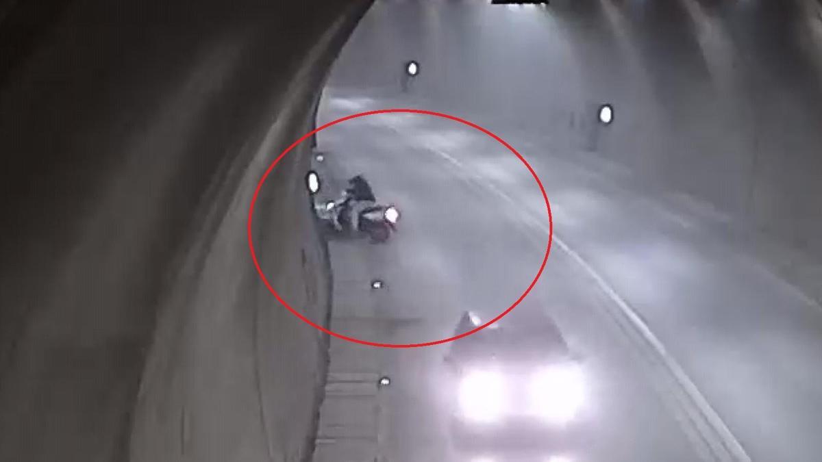 Tünelde korkutan kaza: Motosikletle takla attı