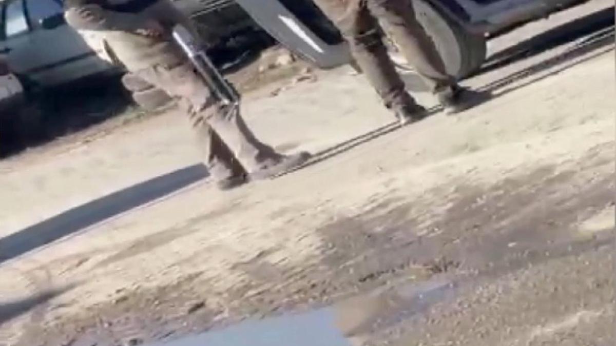 Sokak hayvanlarını toplama ekibinde görevli 2 personeli darbeden baba ve oğlu tutuklandı