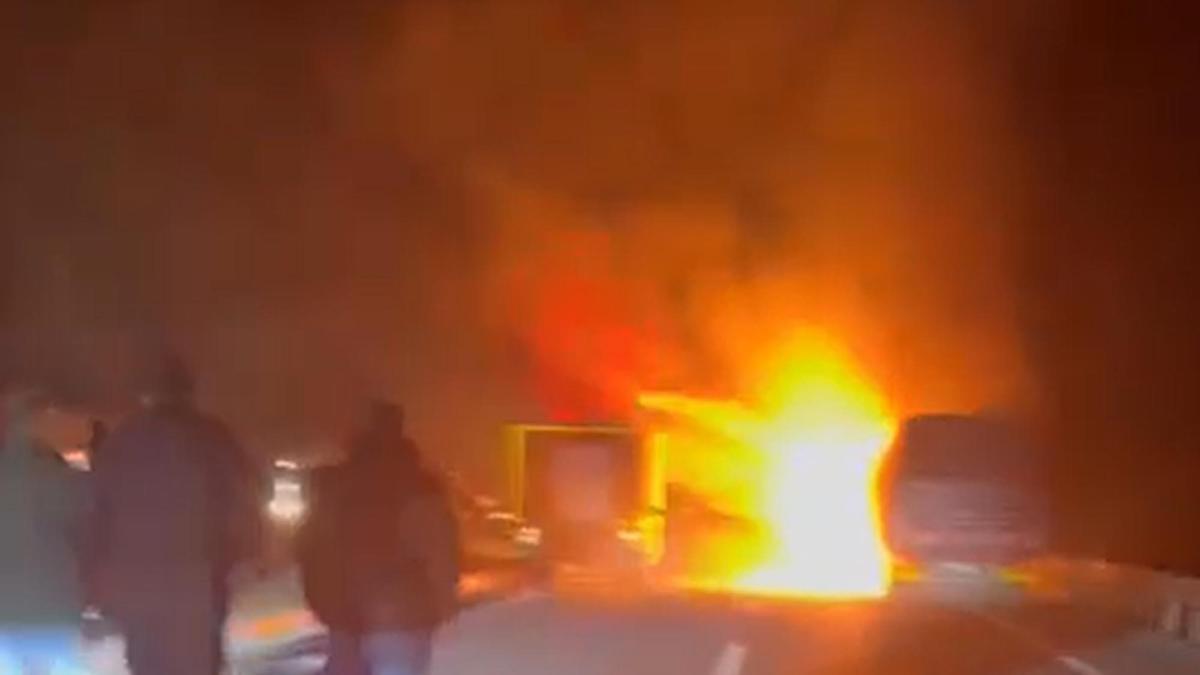 Seyir halindeyken alev alan TIR yandı