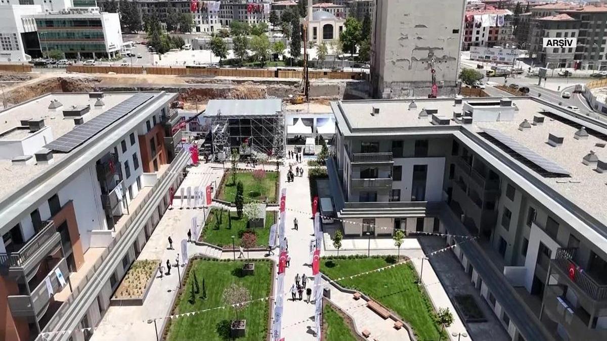 Deprem bölgesinin en küçük hak sahibi! 3 yaşındaki bebek deprem konutuna kavuştu