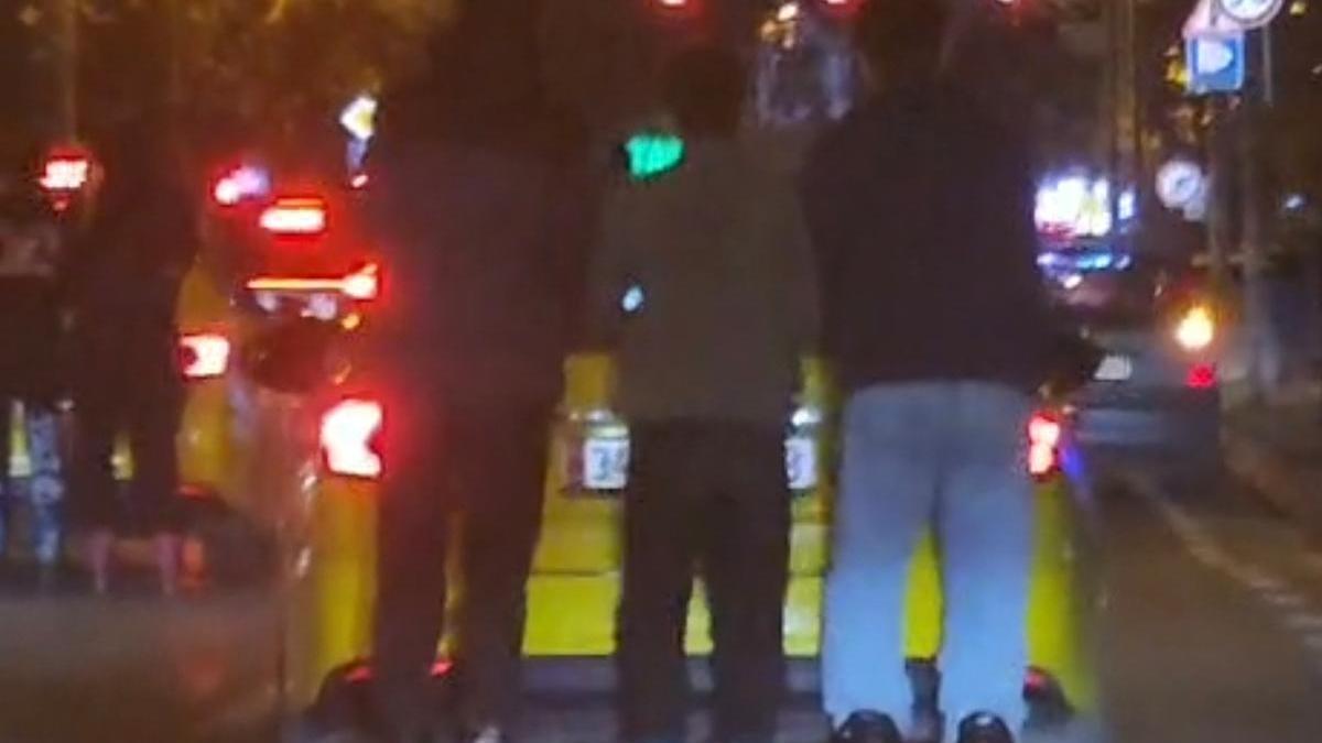 Kadıköy'de patenli gençlerin tehlikeli yolculuğu