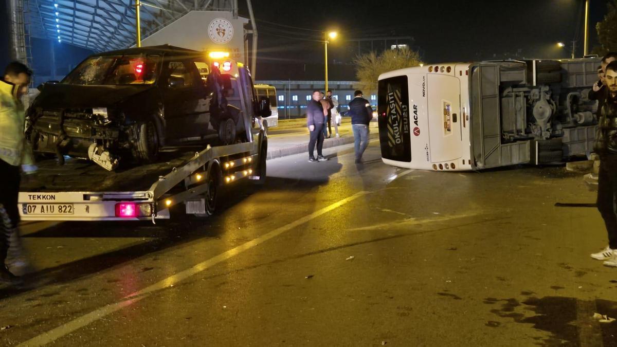 Otomobil ile çarpışan servis midibüsü devrildi; 13 yaralı