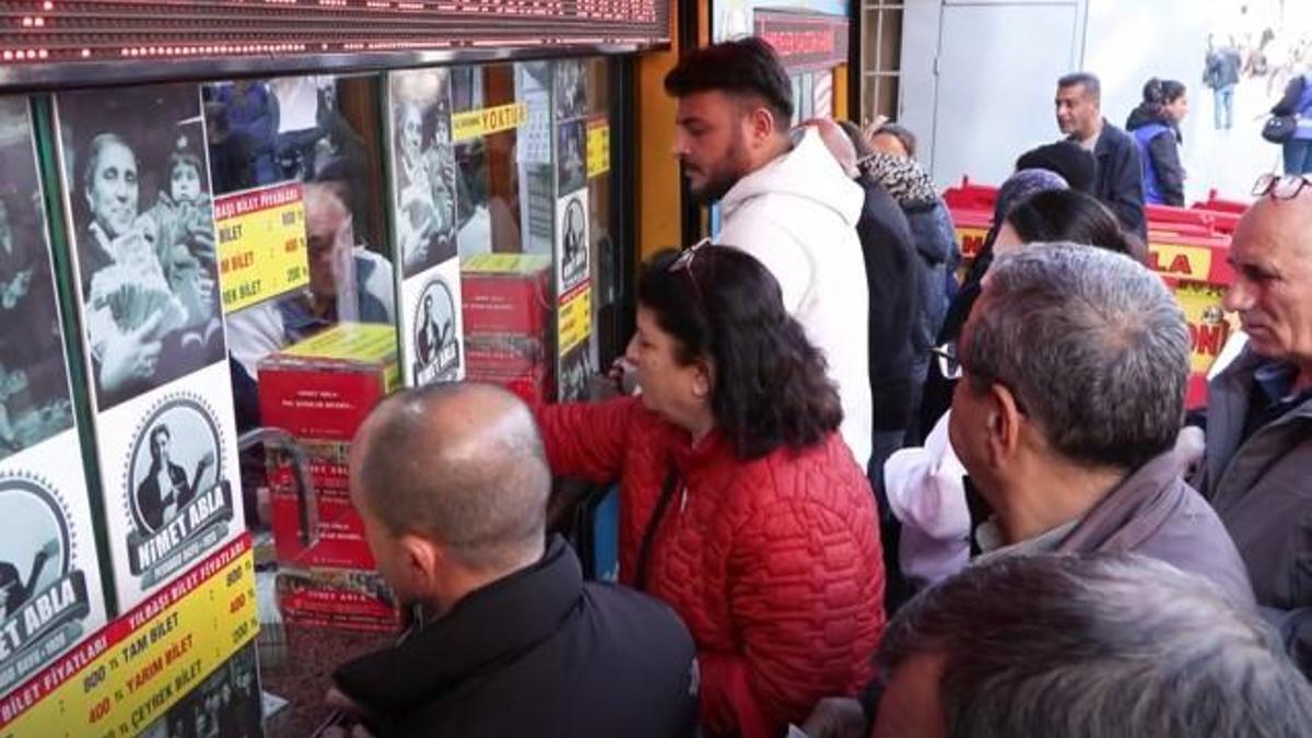 İstanbul - Yılbaşına sayılı günler kaldı; Nimet Abla gişesi önünde yoğunluk arttı