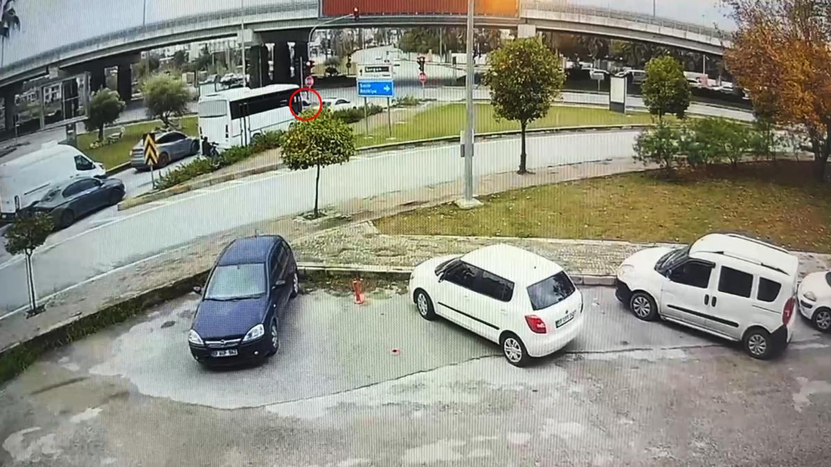 Ambulansa yol vermek isterken kaza yaptı: 4 yaralı
