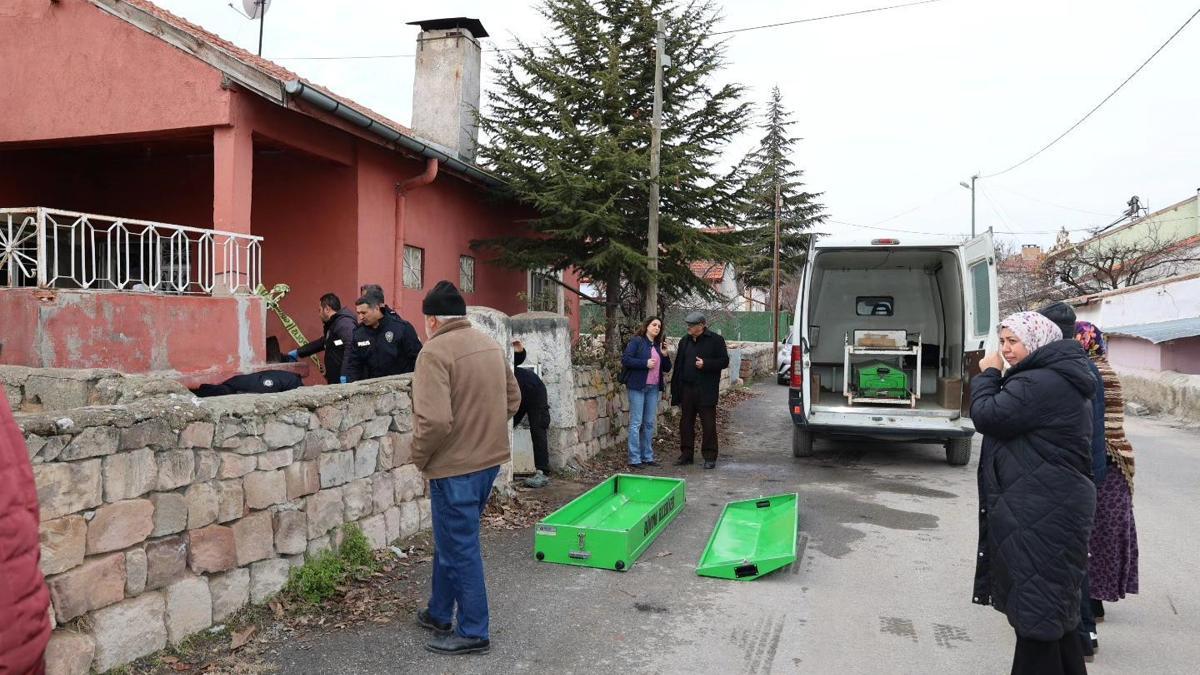 Evinde sobadan çıkan yangında öldü