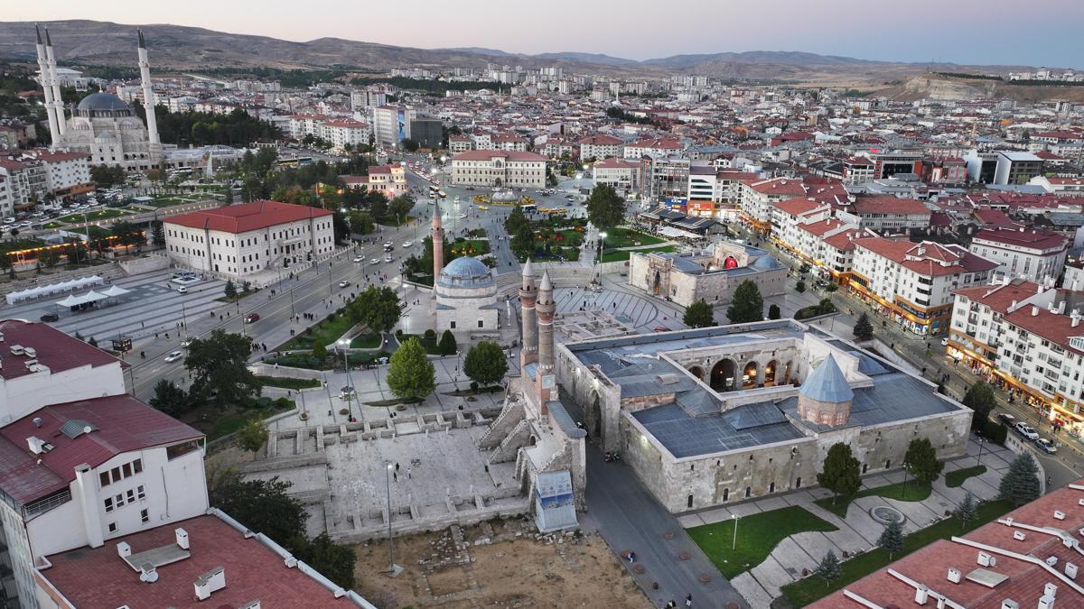 Sivas Valiliğinden izinsiz dron uçuranlara uyarı