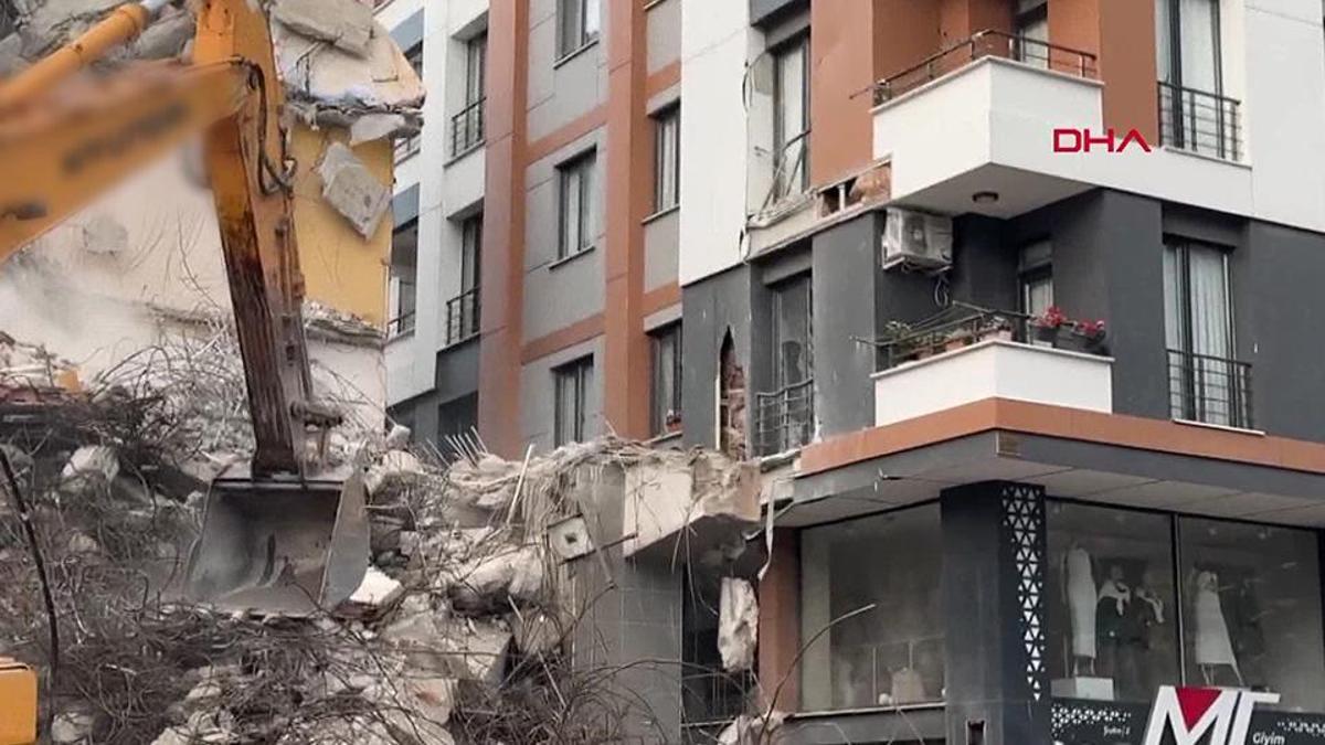 Kentsel dönüşüm kabusa döndü Yan bina zarar gördü