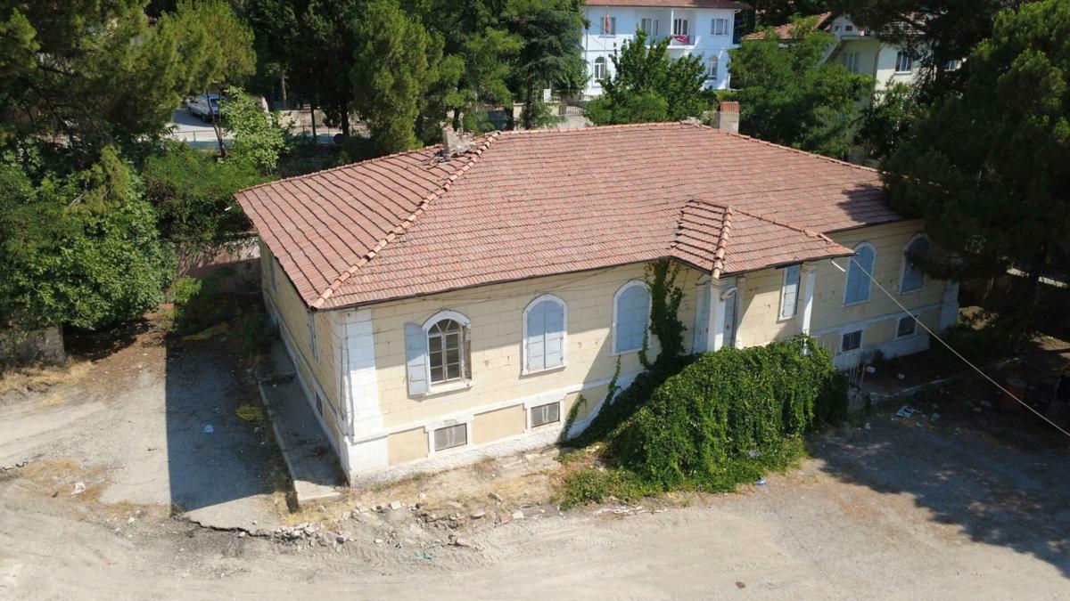 Demirci'nin köklü el dokuma halıcılığı, tarihi okulda yaşatılacak