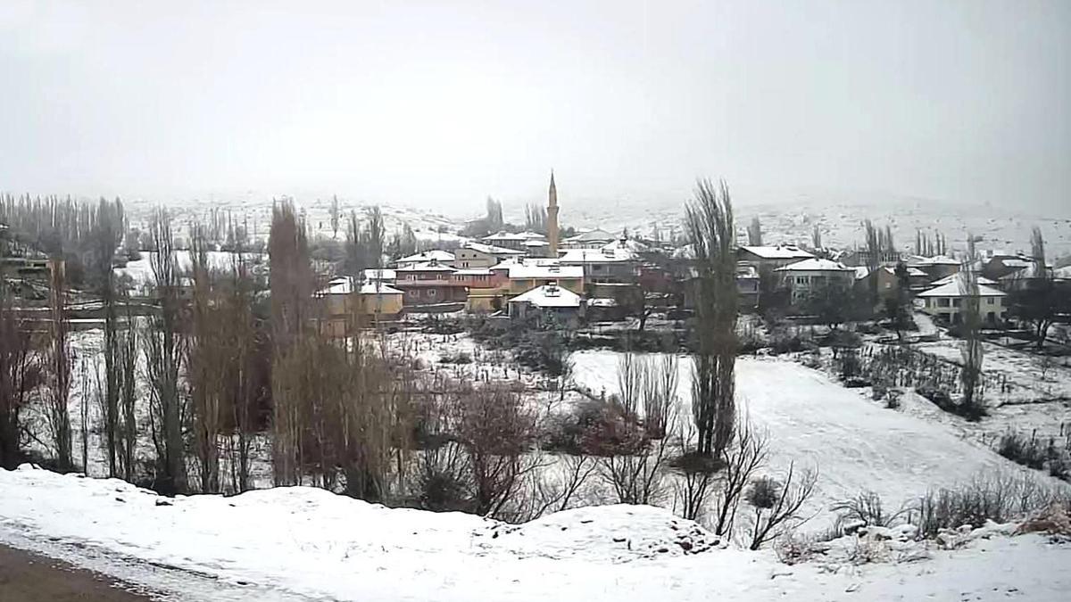 Gemerek'te kar yağışı etkili oldu