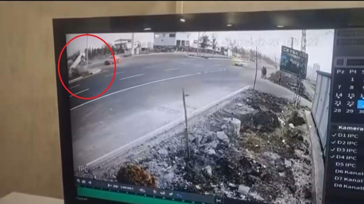 Otomobilin refüjdeki ağaç ve direğe çarptığı kaza …