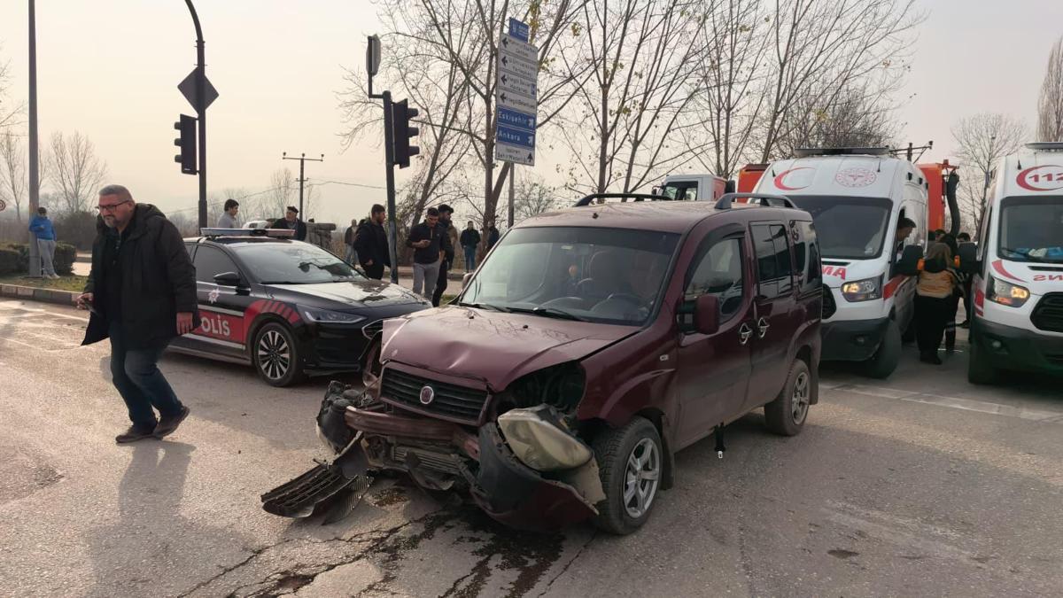 Hafif ticari araçlar çarpıştı: 3ü çocuk, 7 yaralı