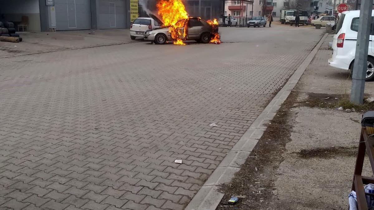 Otomobilin alev alev yandığı anlar kamerada