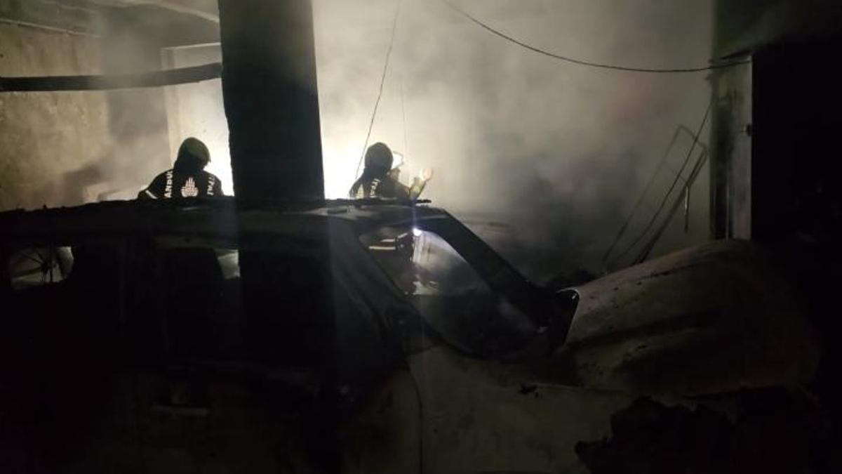 İstanbul'da kaporta boya dükkanında yangın: 4 araç küle döndü