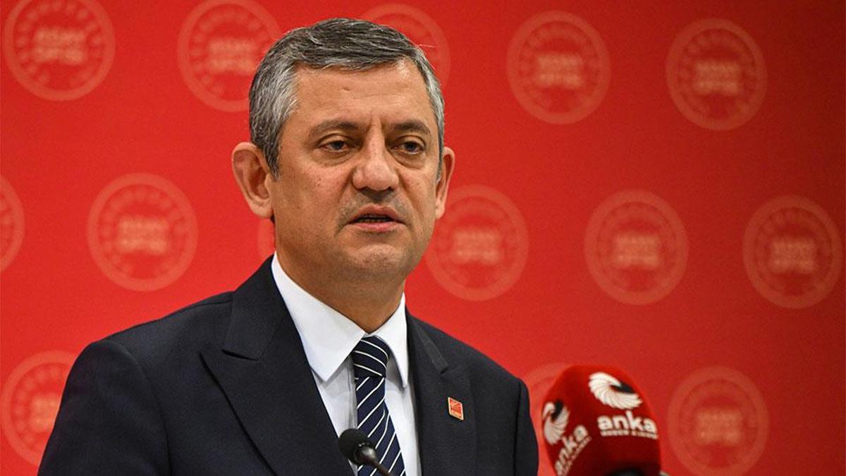 Özel'den aday benim pozu mu? İmamoğlu'nun fotoğrafı fondan kaldırıldı